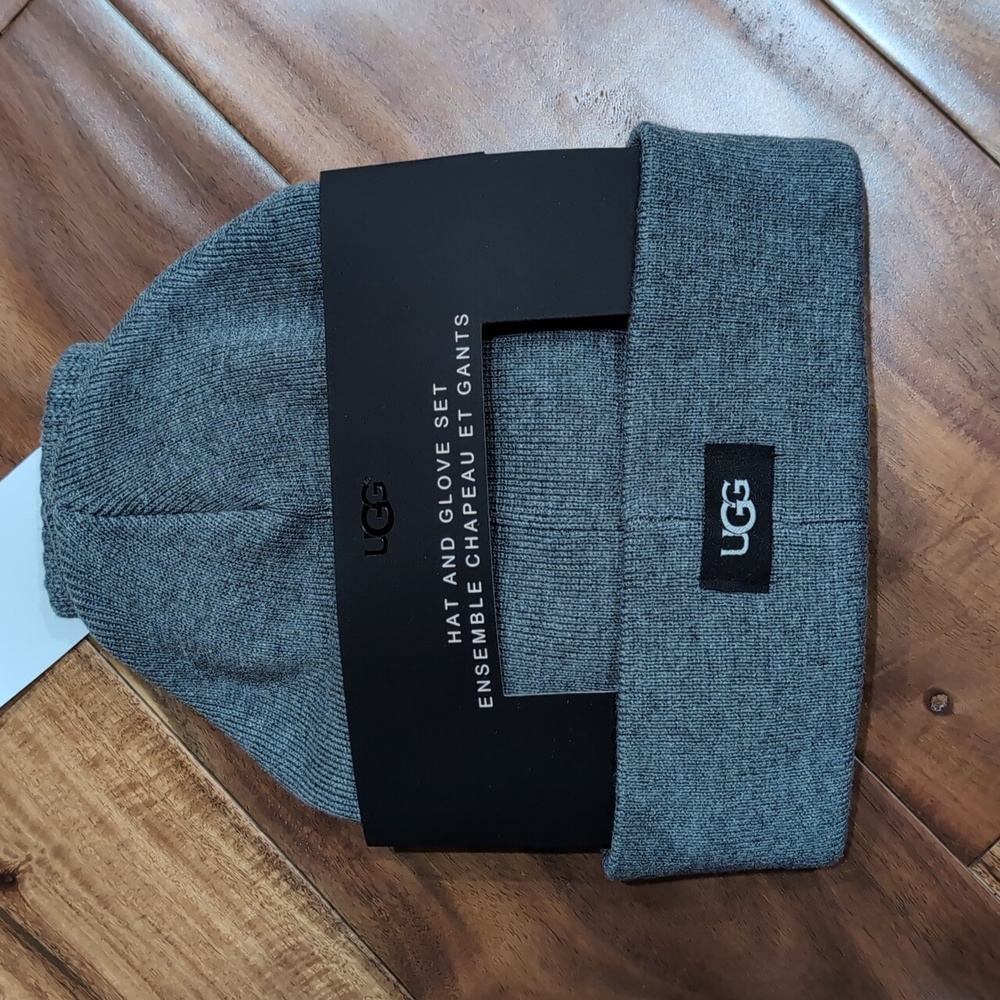 Ugg Australia 2 Piece Touch Screen Compatible Hat & Tech Gloves Set Nwt ❤️ - Picture 2 of 10